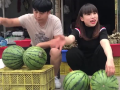 周口卖衣服女吃瓜爆料,揭秘背后惊人真相